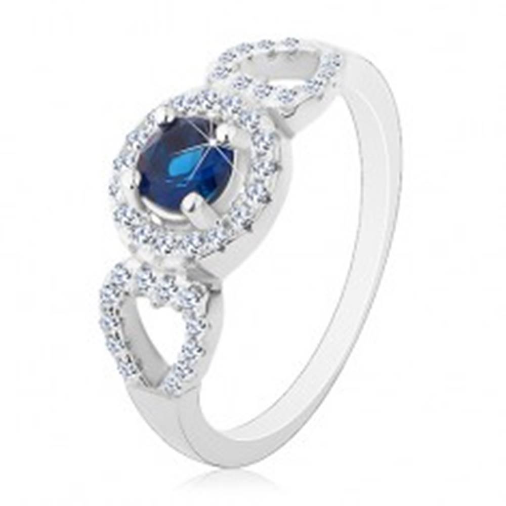 Šperky eshop Prsteň zo striebra 925, okrúhly modrý zirkón, ligotavé obrysy sŕdc po stranách - Veľkosť: 49 mm