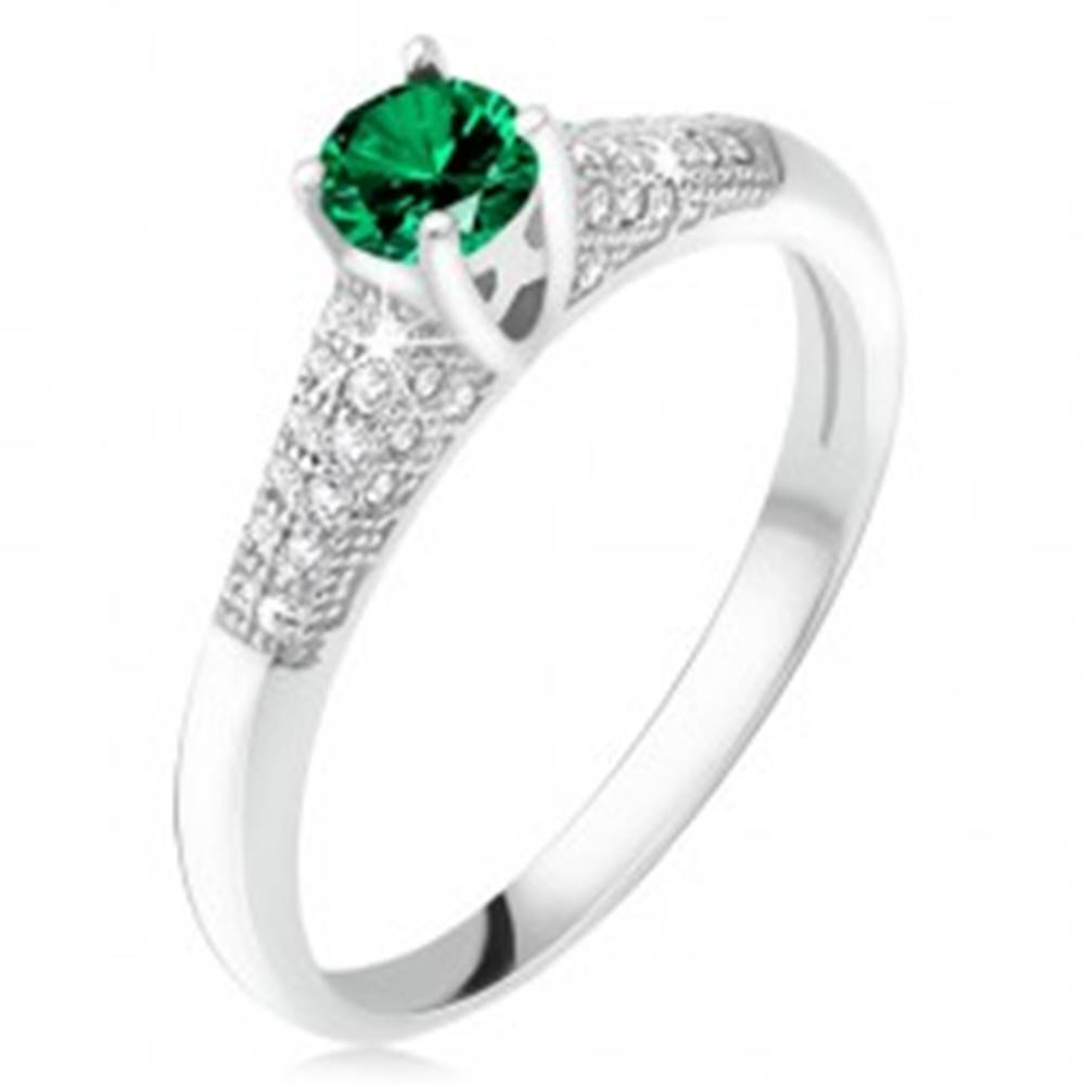 Šperky eshop Prsteň so zeleným zirkónom v kotlíku, číre kamienky, striebro 925 - Veľkosť: 49 mm