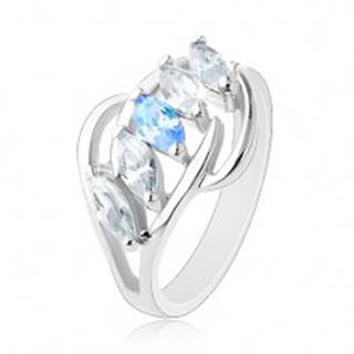 Lesklý prsteň striebornej farby, oblúčiky, zrnká čírej a modrej farby - Veľkosť: 58 mm