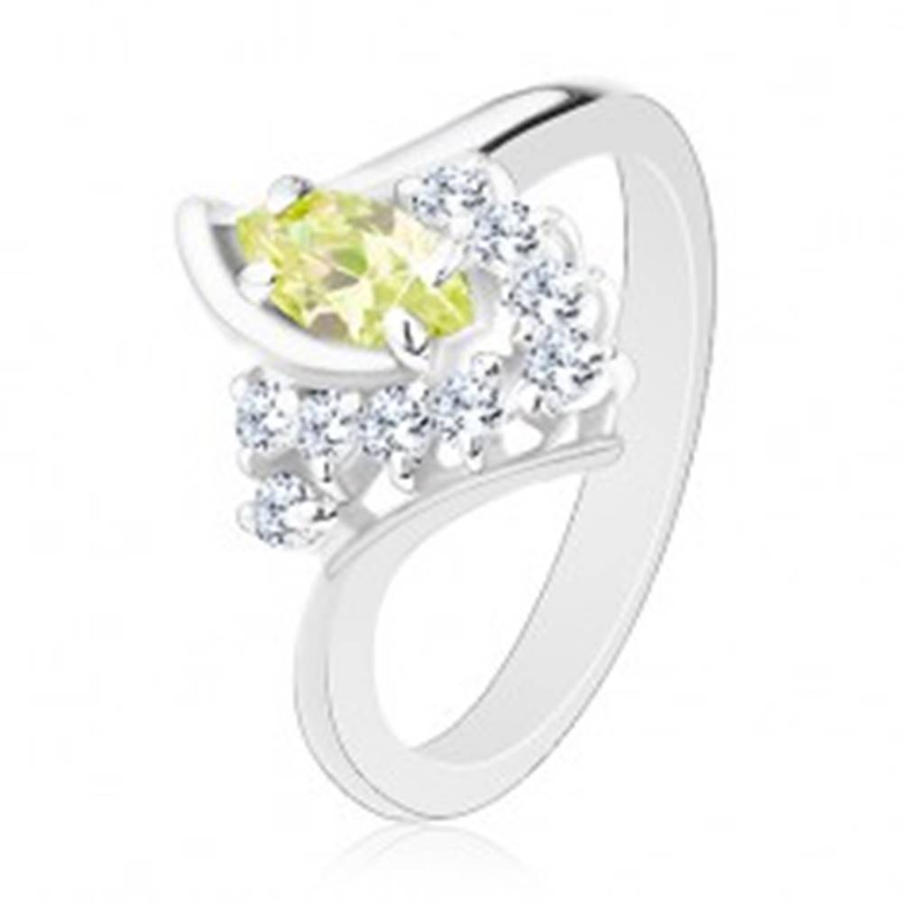 Šperky eshop Ligotavý prsteň, zahnuté konce ramien, svetlozelené zrnko, číre zirkóniky - Veľkosť: 59 mm