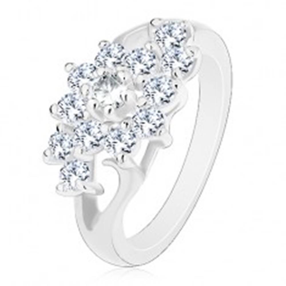 Šperky eshop Prsteň v striebornom odtieni, rozdelené ramená, kvet z čírych zirkónov - Veľkosť: 49 mm