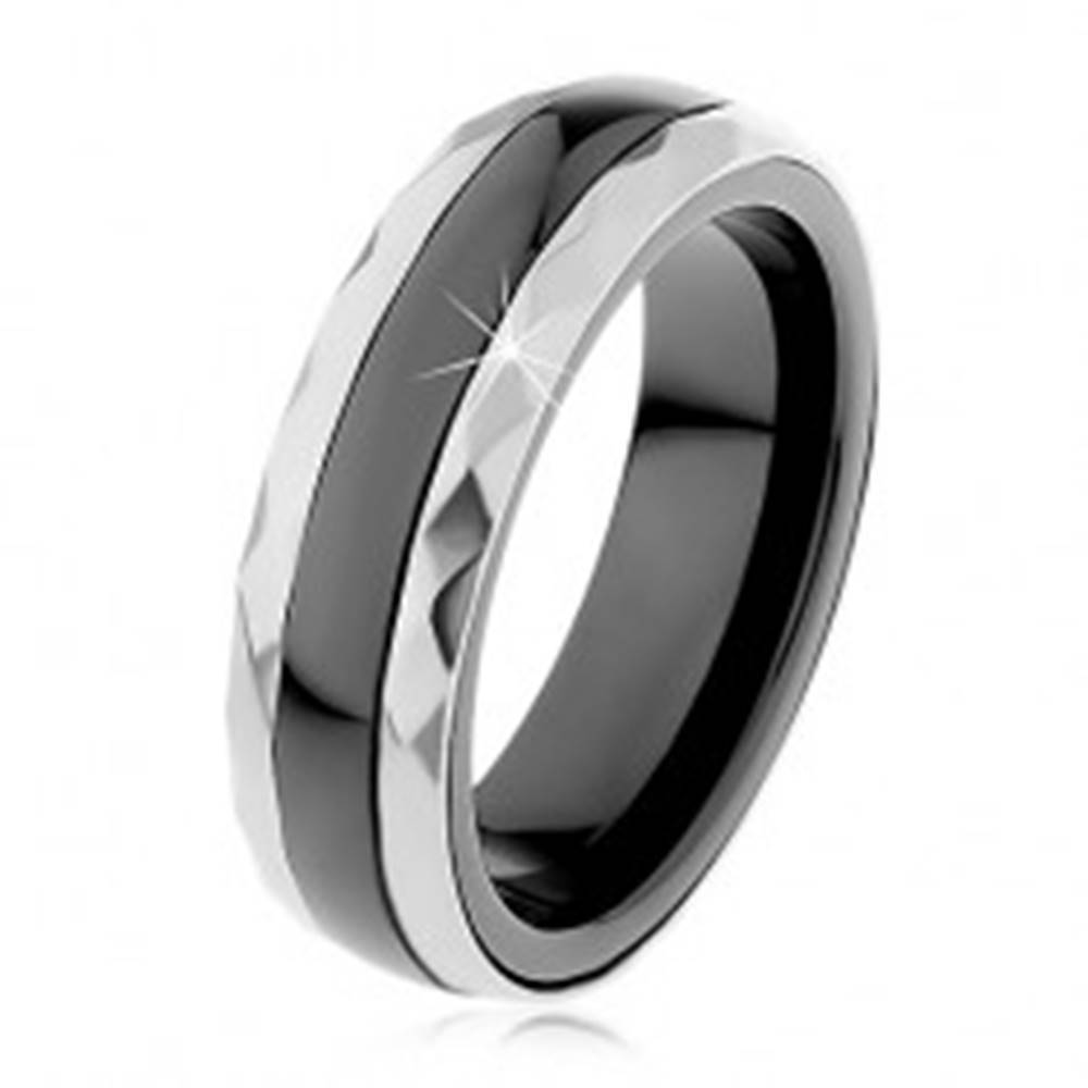 Šperky eshop Keramický prsteň čiernej farby, brúsené oceľové pásy v striebornom odtieni - Veľkosť: 51 mm