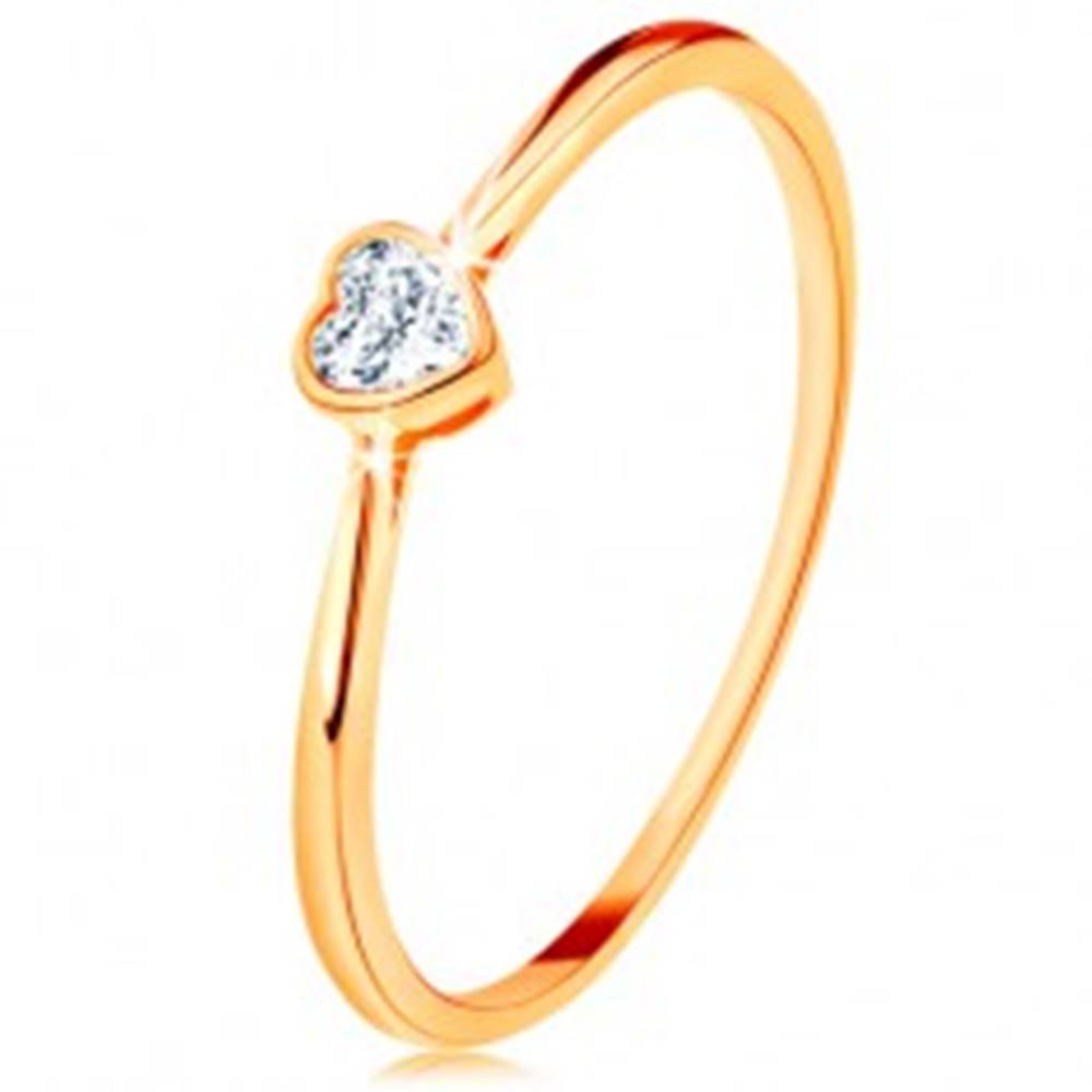 Šperky eshop Lesklý zlatý prsteň 585 - číre zirkónové srdiečko s lesklým lemom - Veľkosť: 49 mm