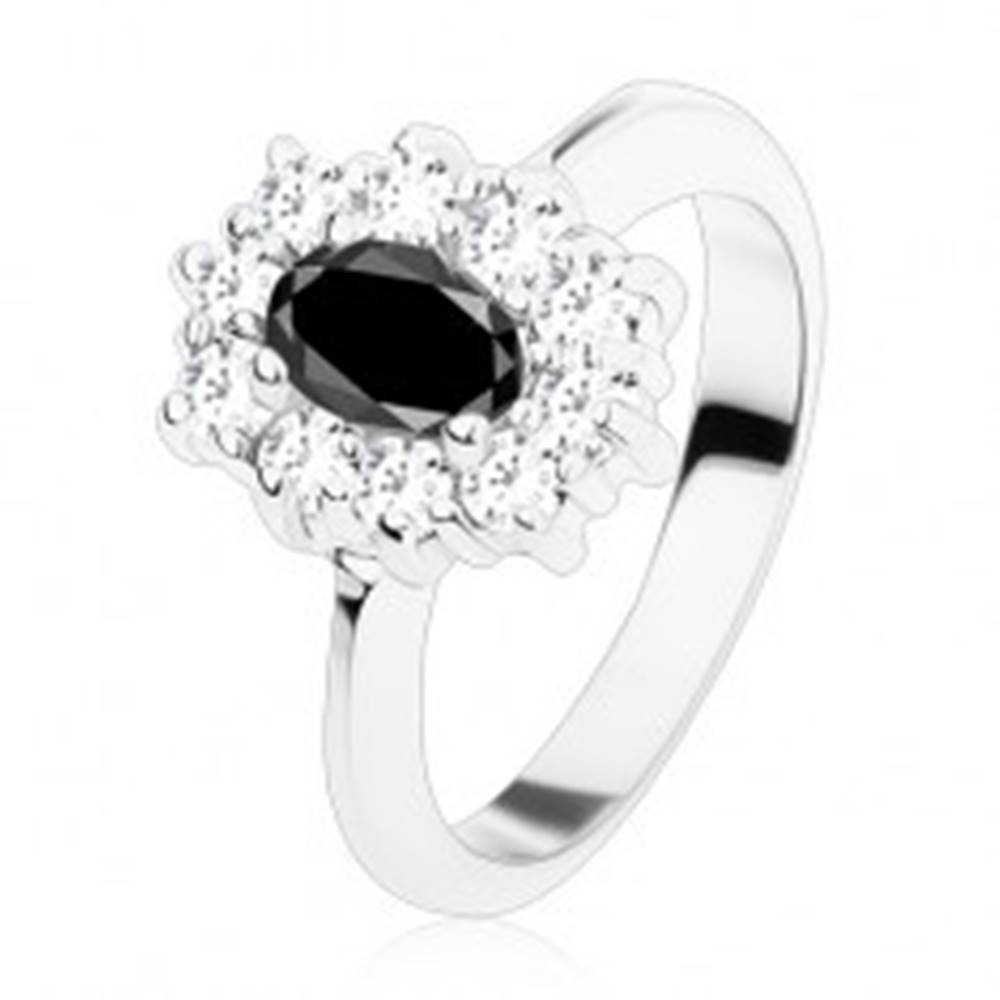 Šperky eshop Prsteň striebornej farby, čierny oválny zirkón lemovaný okrúhlymi čírymi zirkónikmi - Veľkosť: 48 mm