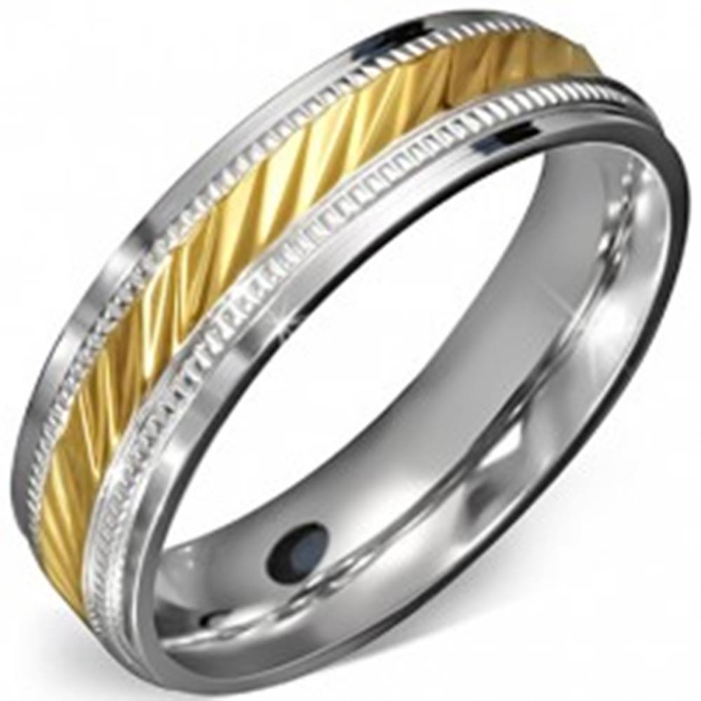 Šperky eshop Prsteň z chirurgickej ocele - stred zlatej farby so zárezmi a ozdobným rámom - Veľkosť: 52 mm