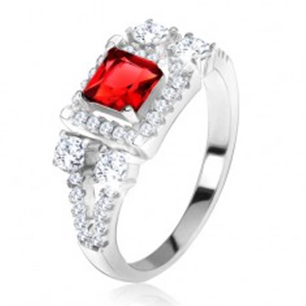 Šperky eshop Prsteň zo striebra 925, červený štvorcový kameň, zirkónové "V" - Veľkosť: 49 mm