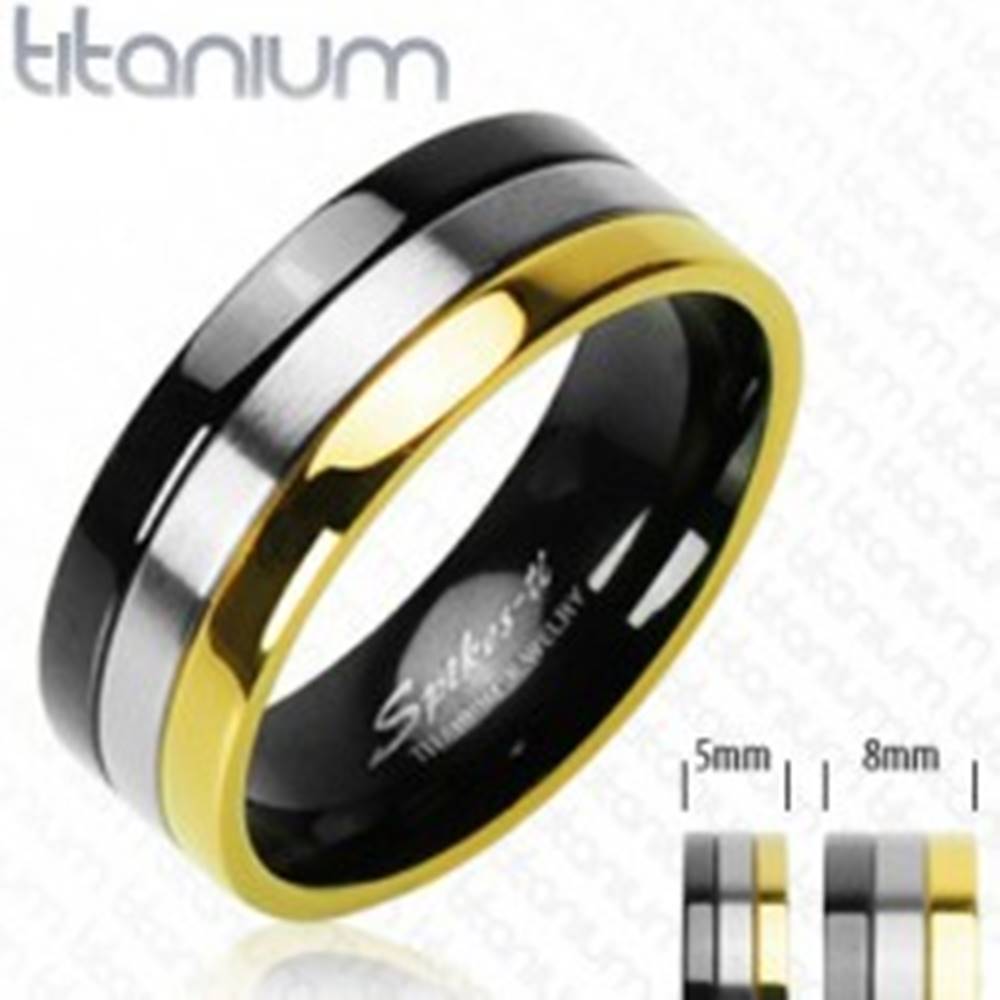 Šperky eshop Titánové obrúčky s pruhom v ónyxovej, striebornej a zlatej farbe - Veľkosť: 49 mm