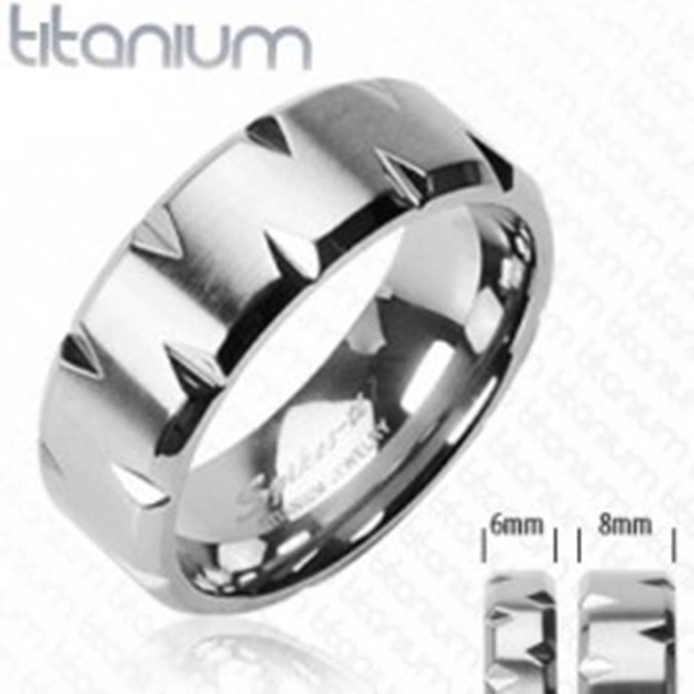 Šperky eshop Titánový prsteň - saténový povrch zdobený zárezmi - Veľkosť: 49 mm