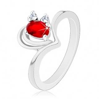 Lesklý prsteň v striebornej farbe, obrys srdiečka, červeno-číre zirkóniky - Veľkosť: 48 mm