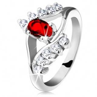 Ligotavý prsteň so strieborným odtieňom, červený brúsený ovál, číre zirkóniky - Veľkosť: 48 mm