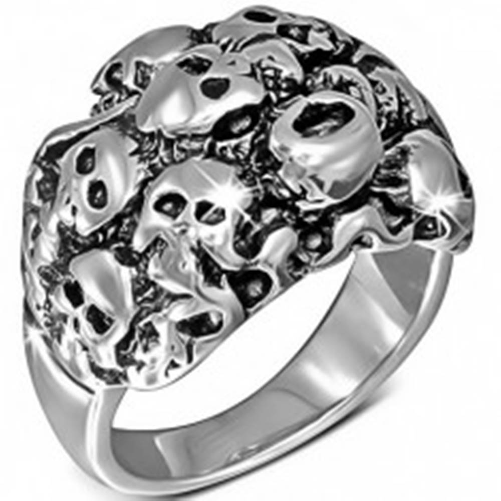 Šperky eshop Lesklý oceľový prsteň striebornej farby - zhluk lebiek - Veľkosť: 54 mm