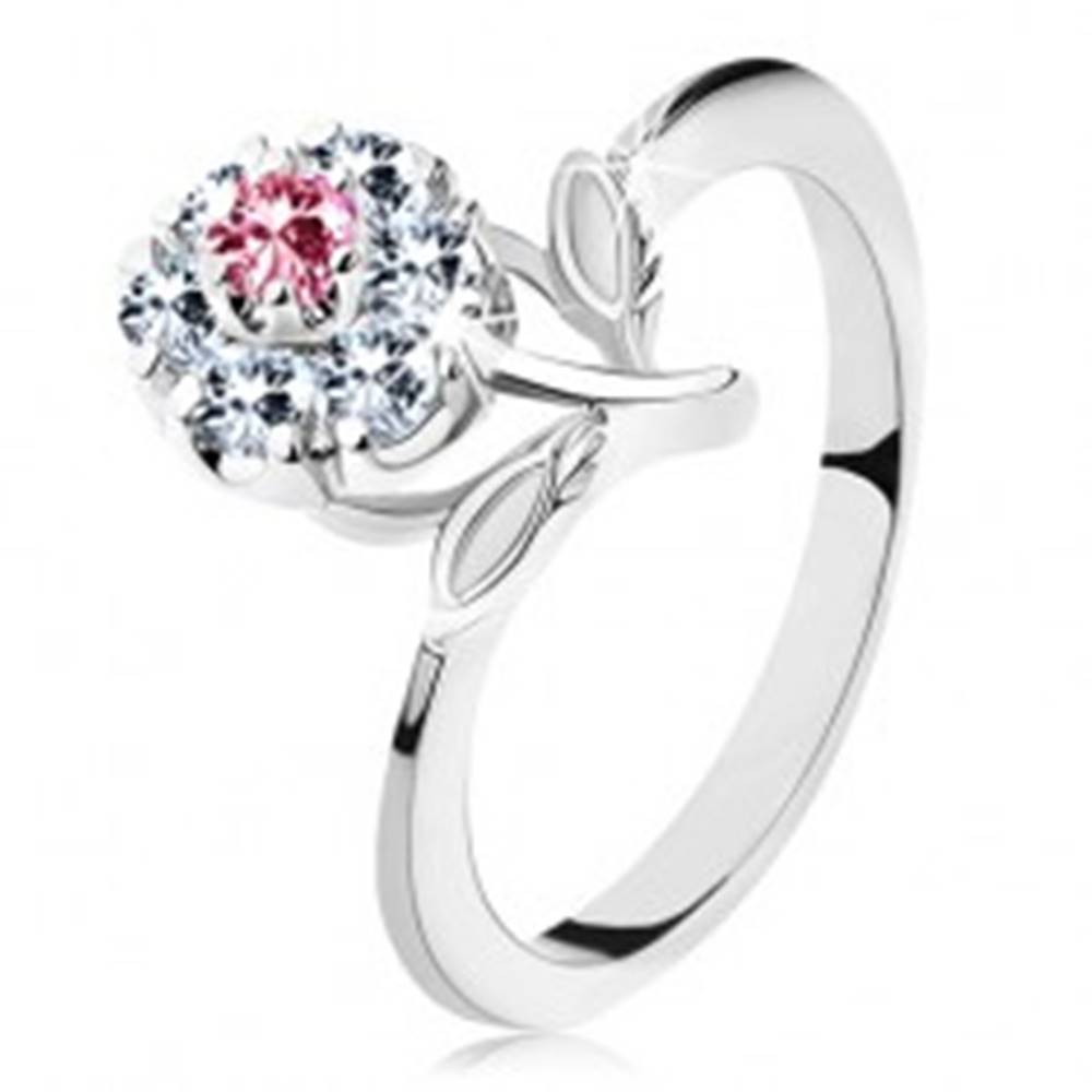 Šperky eshop Lesklý prsteň s ružovo-čírym zirkónovým kvietkom, stonka s lístkami - Veľkosť: 53 mm