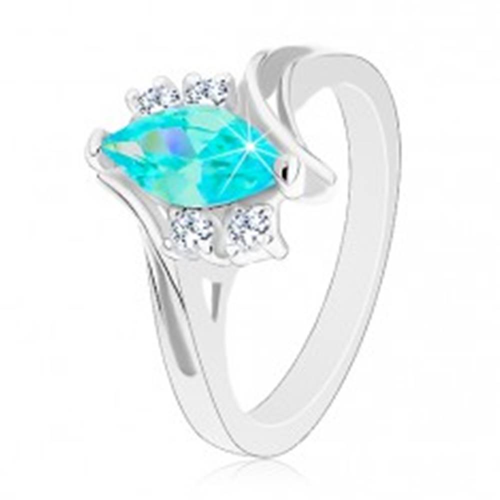 Šperky eshop Lesklý prsteň so zárezom, akvamarínové zrnko, dvojice čírych zirkónikov - Veľkosť: 49 mm