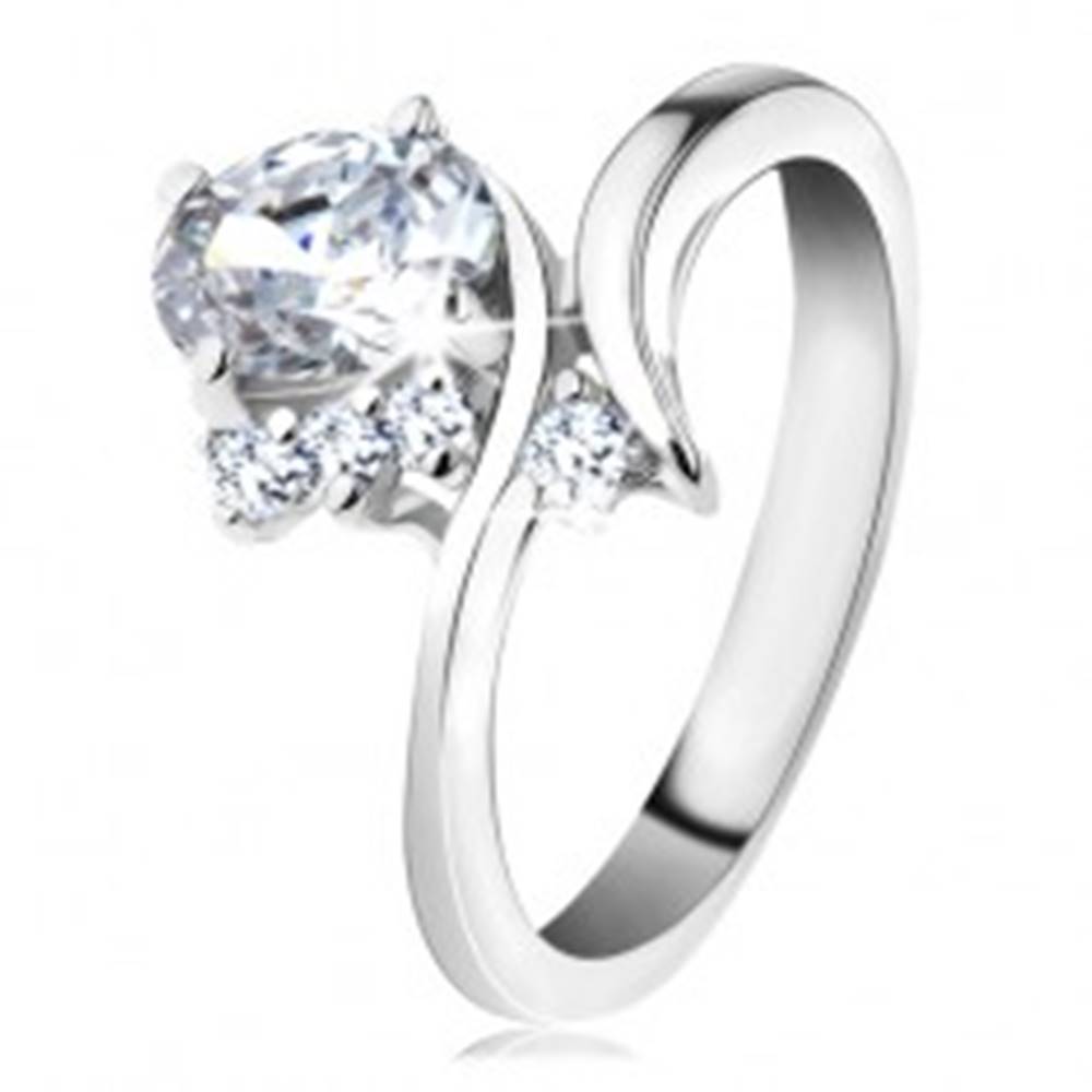 Šperky eshop Ligotavý prsteň so zahnutými ramenami, číry ovál, okrúhle číre zirkóniky - Veľkosť: 48 mm