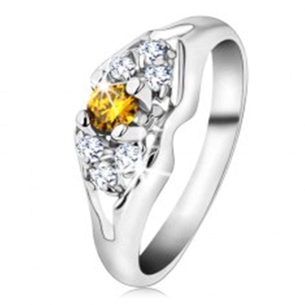 Šperky eshop Ligotavý prsteň v striebornej farbe, rozdelené ramená, žlto-číre zirkóny - Veľkosť: 54 mm
