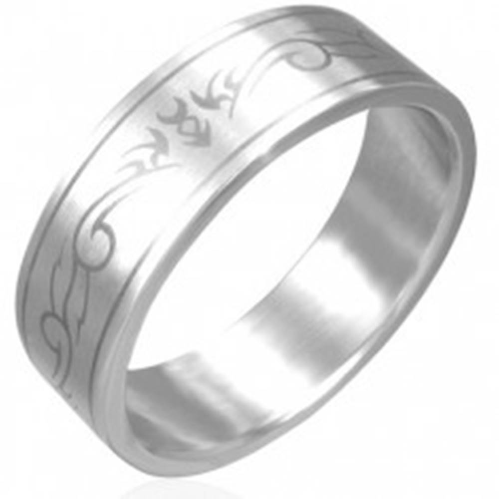 Šperky eshop Oceľový prsteň - matný povrch, kmeňový motív - Veľkosť: 56 mm