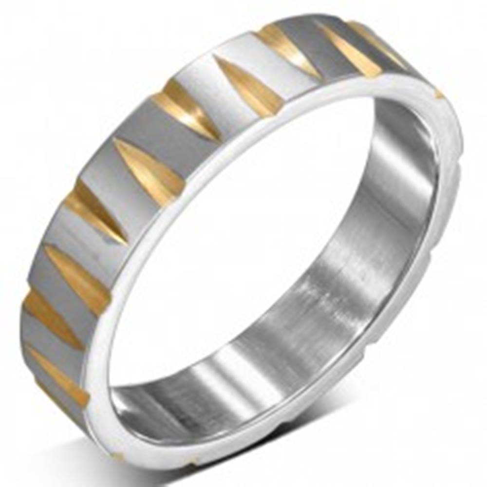Šperky eshop Oceľový prsteň striebornej farby so zárezmi v zlatej farbe - Veľkosť: 52 mm
