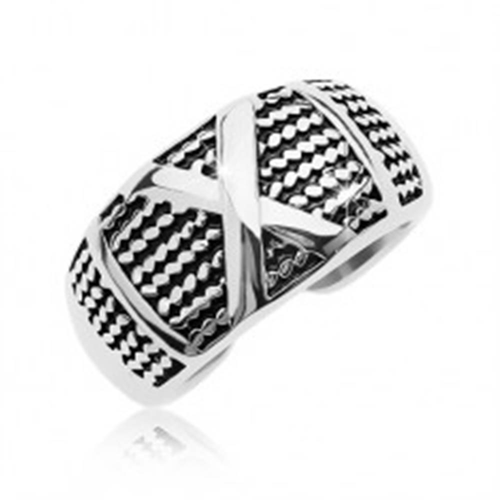 Šperky eshop Patinovaný oceľový prsteň so vzorom tenkých retiazok a veľkým X - Veľkosť: 58 mm