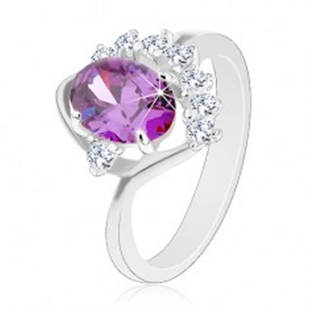 Šperky eshop Prsteň so zahnutým ramenom, oválny fialový zirkón, trblietavý číry oblúčik - Veľkosť: 49 mm