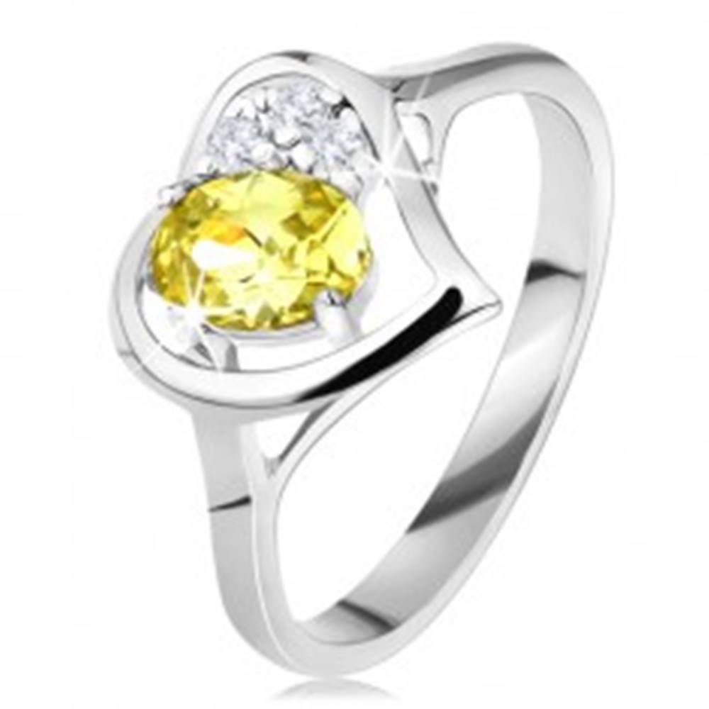 Šperky eshop Trblietavý prsteň s obrysom srdca, zelenožltý oválny zirkón, tri číre zirkóniky - Veľkosť: 49 mm