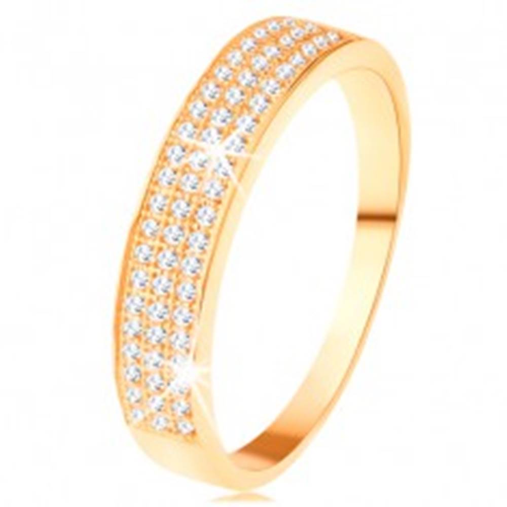 Šperky eshop Zlatý prsteň 585 - širší pás vykladaný tromi líniami čírych zirkónikov - Veľkosť: 62 mm