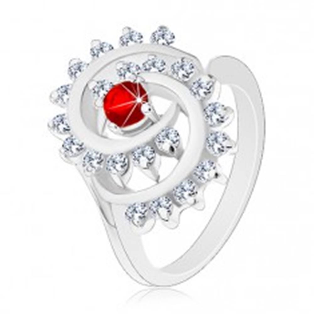 Šperky eshop Lesklý prsteň s ozdobnou špirálou s čírym lemom, tmavočervený zirkón - Veľkosť: 52 mm