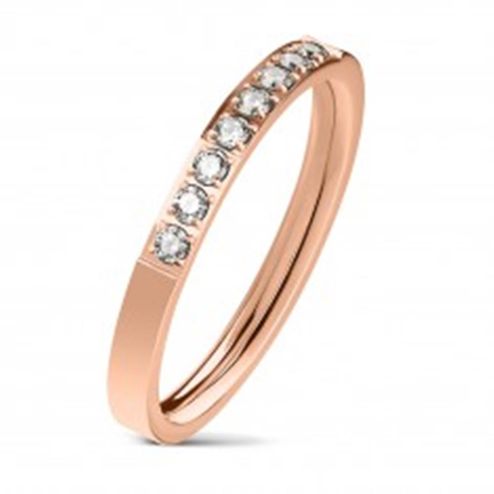 Šperky eshop Oceľový prsteň medenej farby, línia čírych zirkónov, lesklý povrch, 2,5 mm - Veľkosť: 49 mm