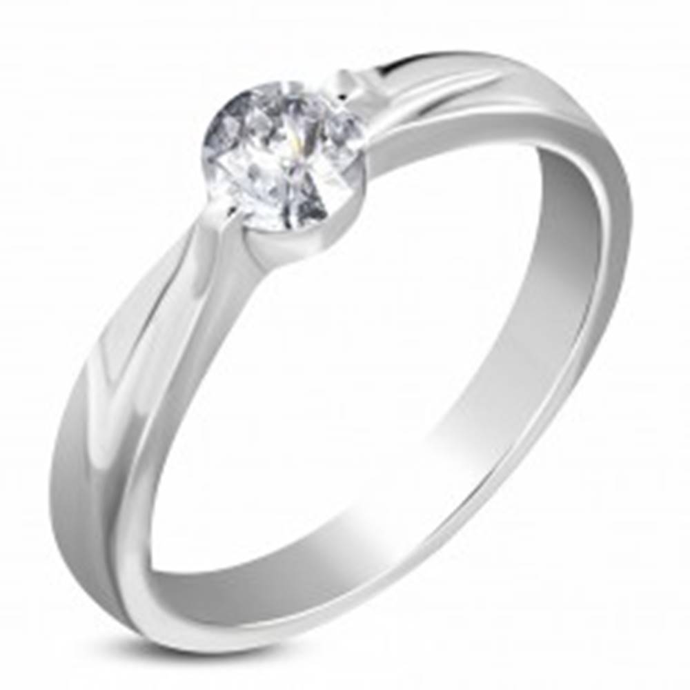 Šperky eshop Oceľový zásnubný prsteň striebornej farby, číry zirkón, ramená so zárezom - Veľkosť: 49 mm
