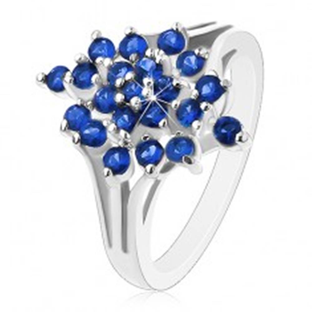 Šperky eshop Lesklý prsteň - strieborná farba, rozvetvené ramená, tmavomodré okrúhle zirkóny - Veľkosť: 49 mm