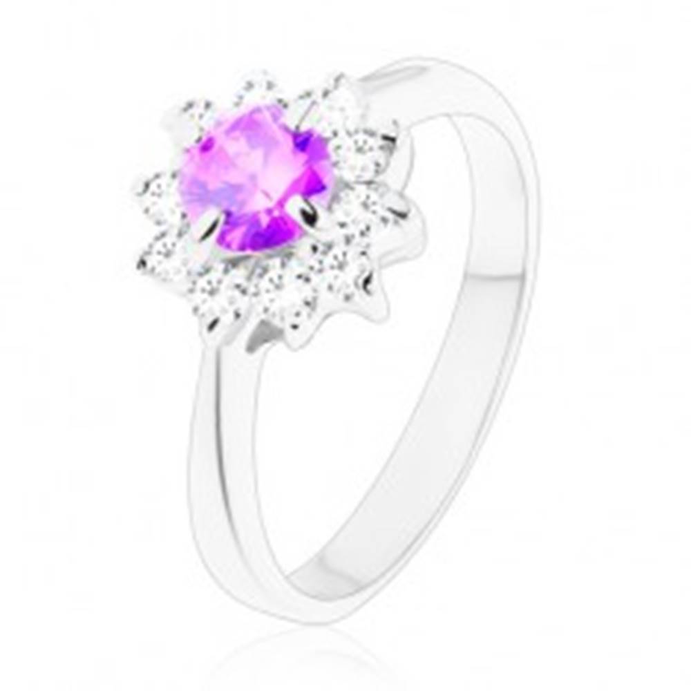 Šperky eshop Prsteň v striebornej farbe, úzke ramená, kvietok vo fialovom a v čírom odtieni - Veľkosť: 49 mm
