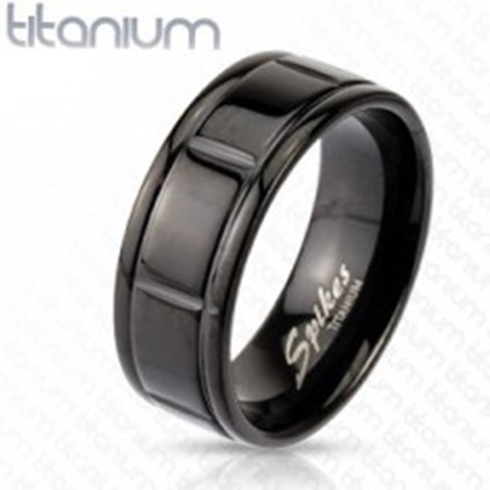 Šperky eshop Titánový čierny prsteň s drážkami po okrajoch - Veľkosť: 59 mm