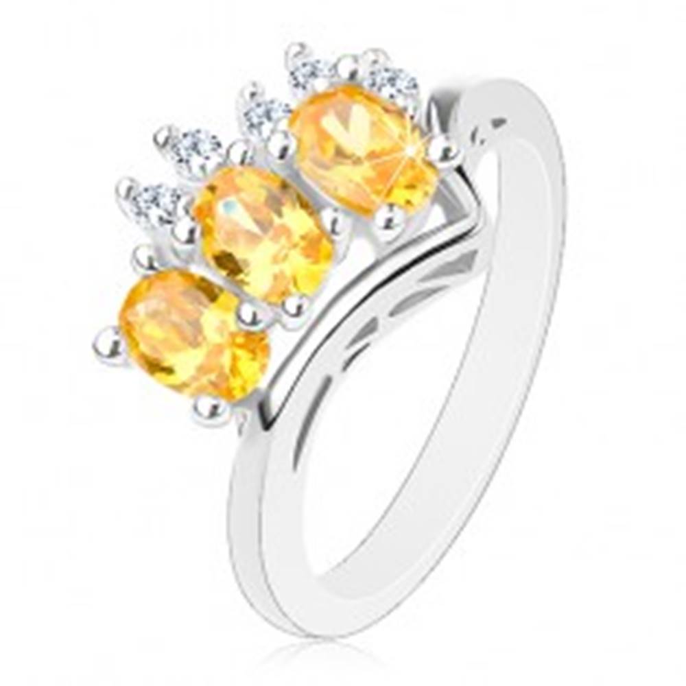 Šperky eshop Trblietavý prsteň v striebornej farbe, trojica žltých oválov a päť čírych zirkónikov - Veľkosť: 56 mm