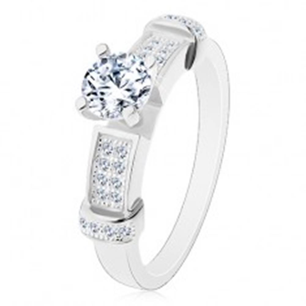 Šperky eshop Strieborný prsteň 925, okrúhly zirkón čírej farby, dekoratívne ramená - Veľkosť: 49 mm