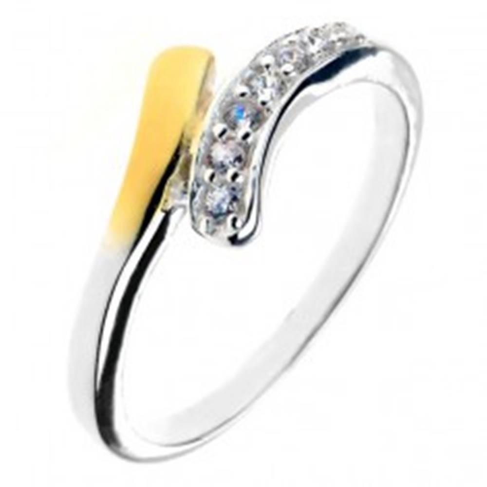 Šperky eshop Strieborný prsteň 925 - zaoblená línia so zirkónmi a koncom zlatej farby - Veľkosť: 49 mm