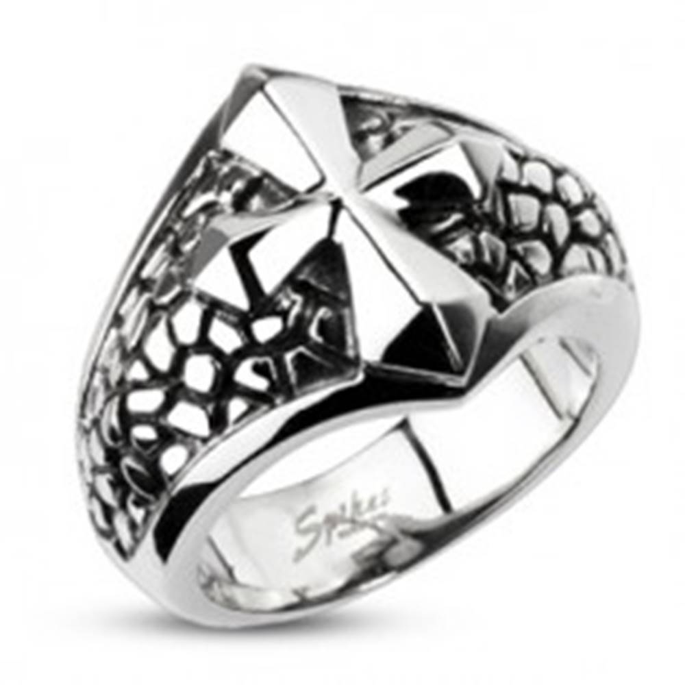 Šperky eshop Mohutnejší oceľový prsteň - kríž na podklade so vzorom prasklín - Veľkosť: 60 mm