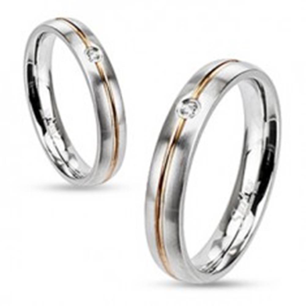Šperky eshop Oceľový prsteň - strieborná farba, stredová ryha zlatej farby a zirkón - Veľkosť: 49 mm