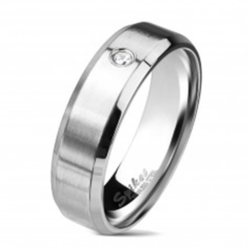 Šperky eshop Oceľový prsteň striebornej farby, matný pás s čírym zirkónom, 6 mm - Veľkosť: 49 mm