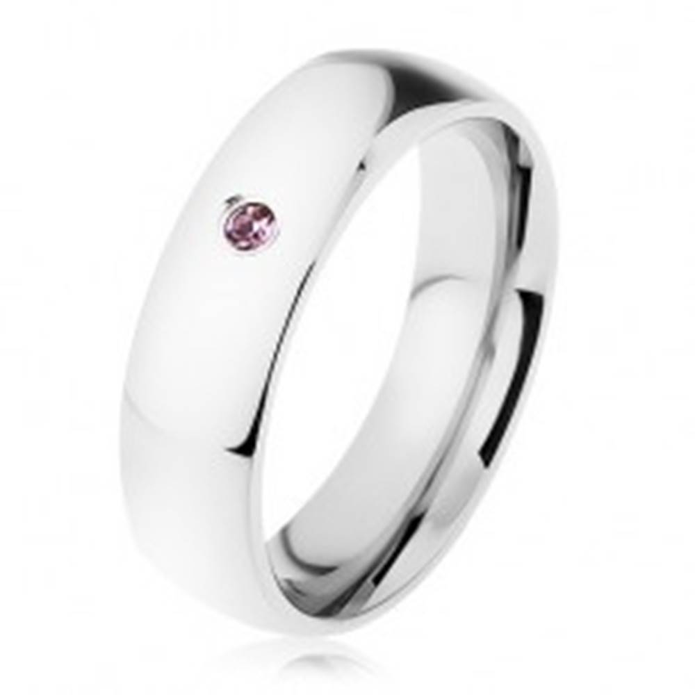 Šperky eshop Širšia oceľová obrúčka, strieborná farba, drobný zirkónik vo fialovom odtieni - Veľkosť: 49 mm