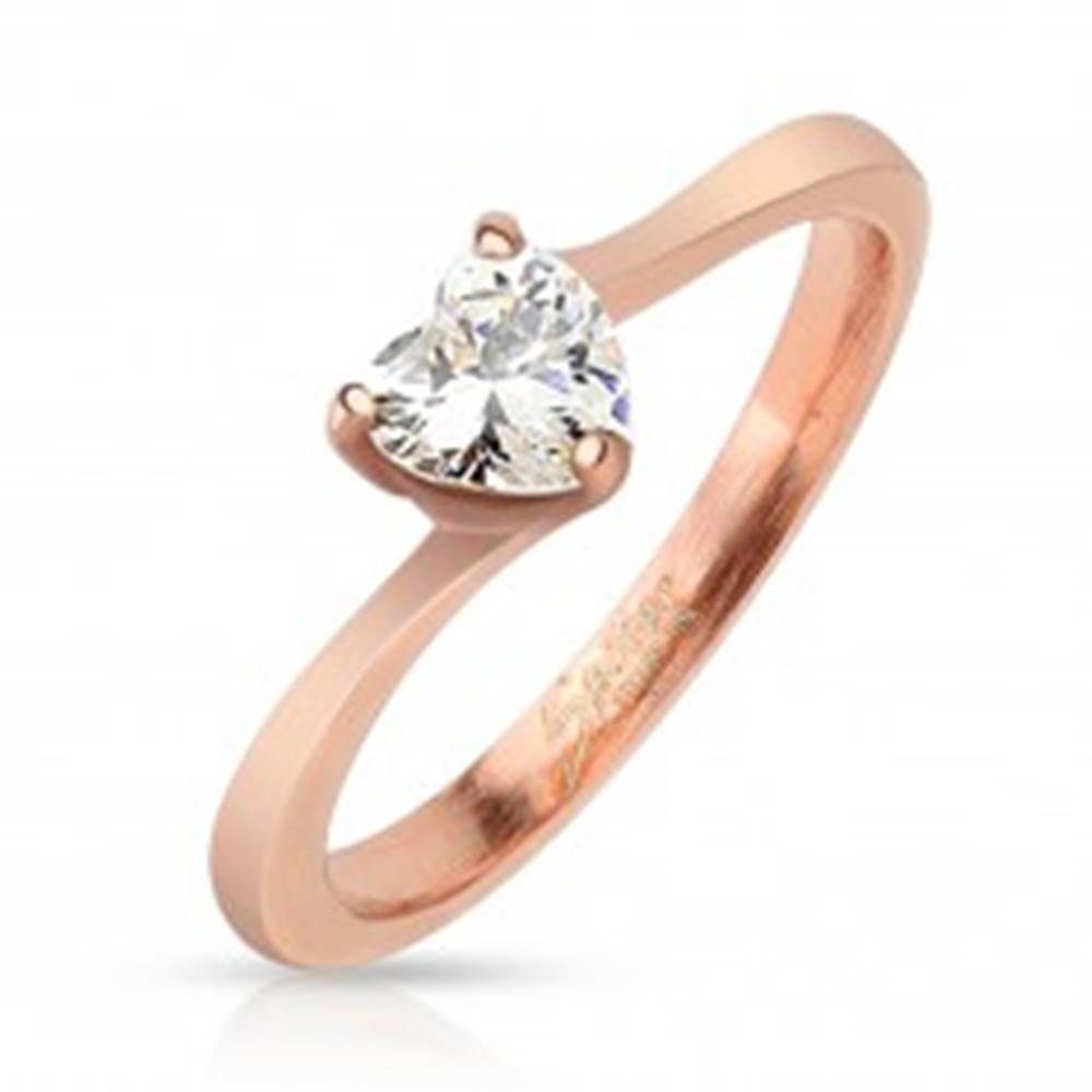 Šperky eshop Lesklý oceľový prsteň medenej farby, číre zirkónové srdiečko - Veľkosť: 47 mm