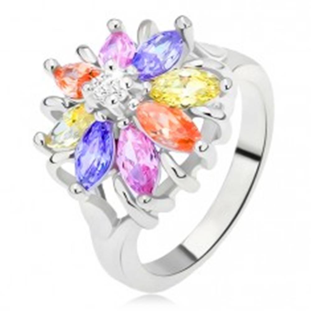 Šperky eshop Lesklý prsteň striebornej farby, farebný kvet z brúsených kamienkov - Veľkosť: 48 mm