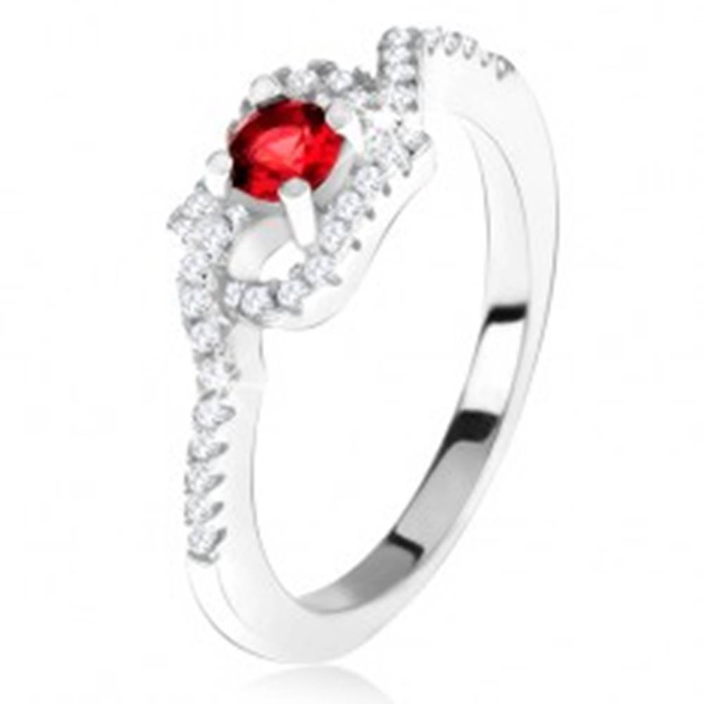 Šperky eshop Strieborný 925 prsteň, červený kamienok, zatočené zirkónové ramená - Veľkosť: 49 mm