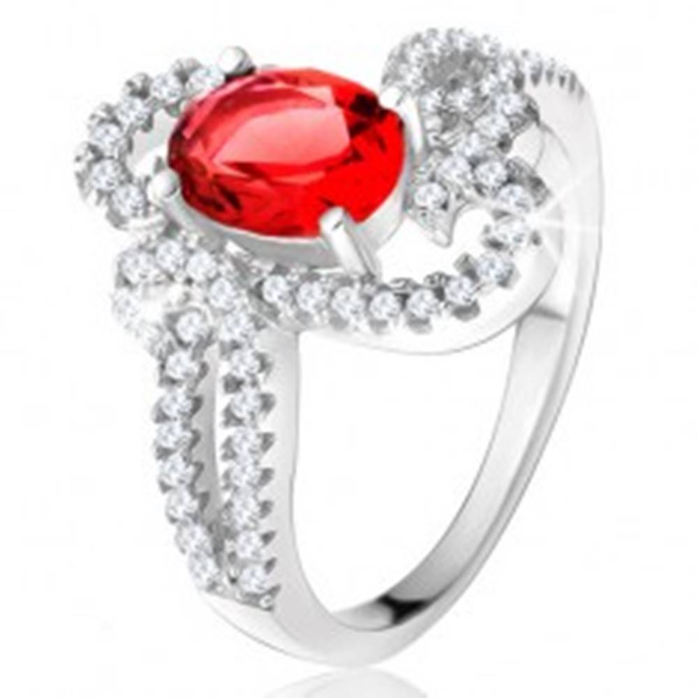 Šperky eshop Strieborný prsteň 925, oválny červený kameň, ozdobne zatočené zirkónové ramená - Veľkosť: 49 mm