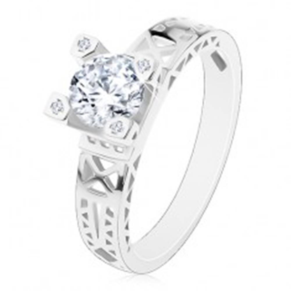 Šperky eshop Zásnubný prsteň - striebro 925, výrezy na ramenách, číry zirkón v ozdobnom kotlíku - Veľkosť: 50 mm