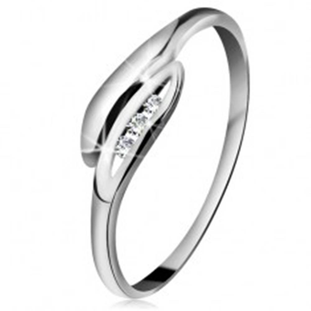 Šperky eshop Briliantový prsteň v bielom 14K zlate - mierne zahnuté lístočky, tri číre diamanty - Veľkosť: 49 mm