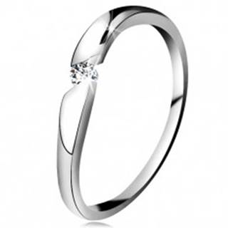 Diamantový prsteň z bieleho 14K zlata - briliant čírej farby v šikmom výreze - Veľkosť: 49 mm