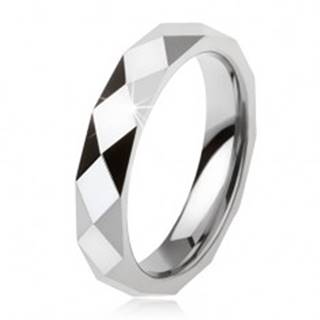 Tungstenový prsteň oceľovosivej farby, geometricky brúsený povrch - Veľkosť: 49 mm
