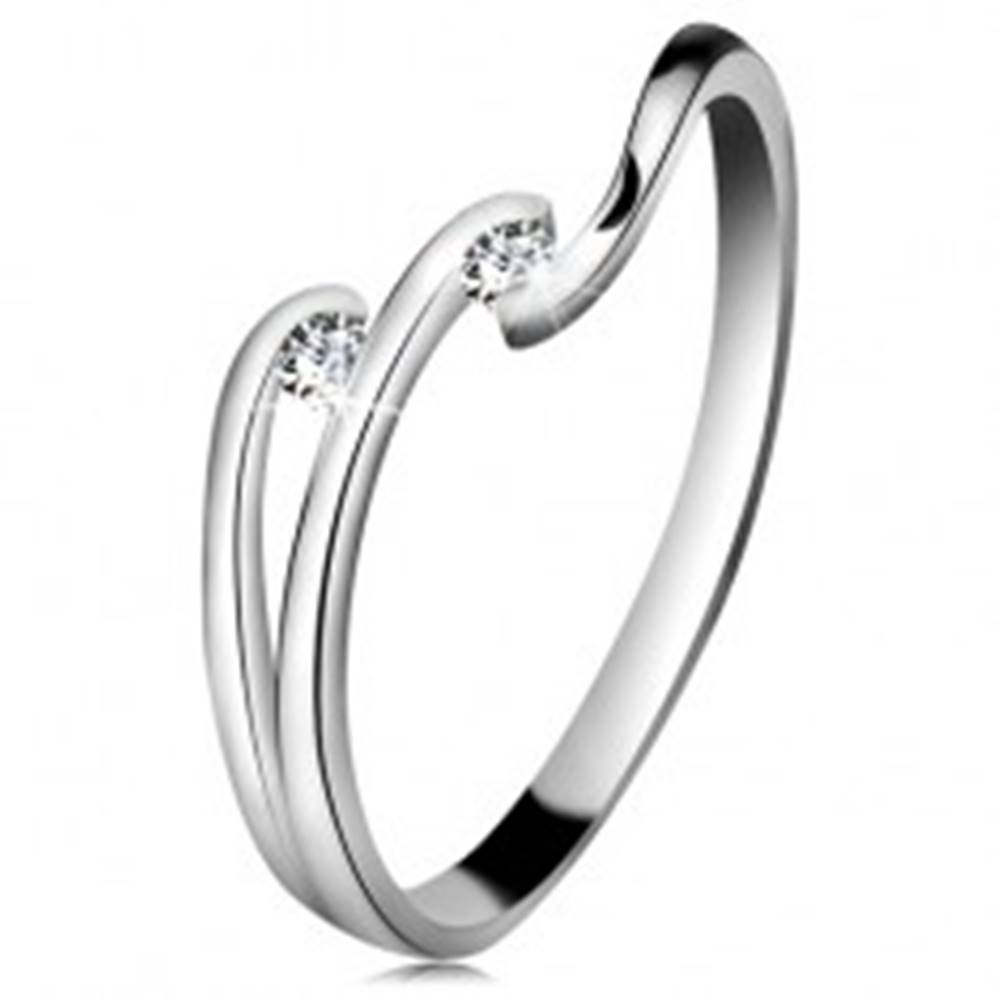 Šperky eshop Diamantový prsteň z bieleho 14K zlata - dva ligotavé číre brilianty, lesklé línie ramien - Veľkosť: 49 mm