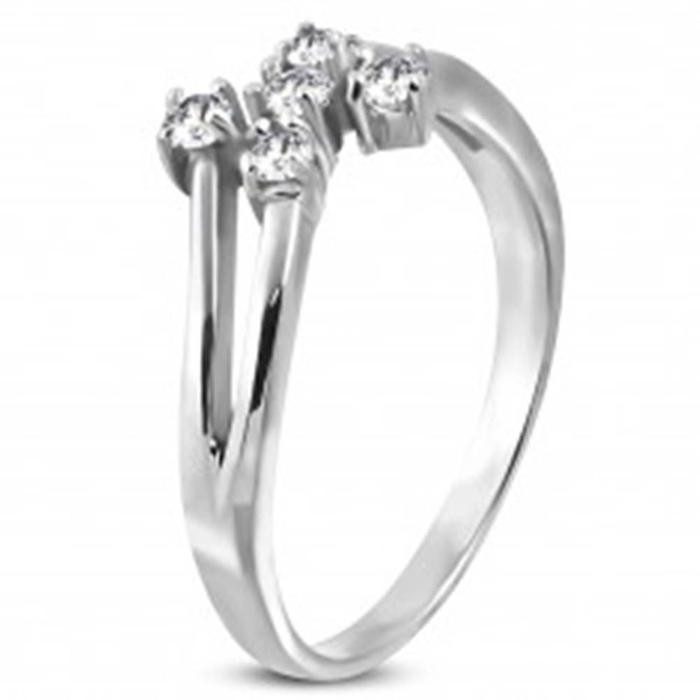 Šperky eshop Oceľový prsteň striebornej farby s piatimi čírymi zirkónmi - Veľkosť: 49 mm