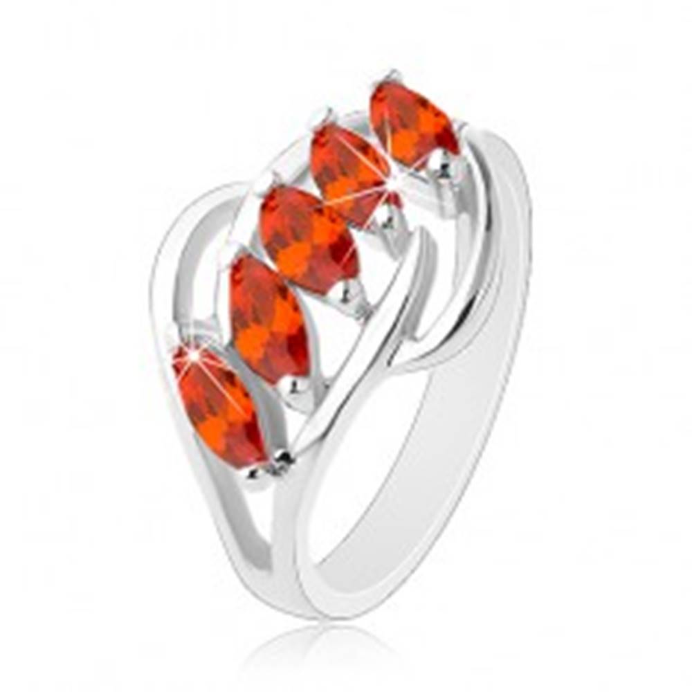 Šperky eshop Prsteň striebornej farby, lesklé oblúčiky, pás oranžových brúsených zrniek - Veľkosť: 54 mm