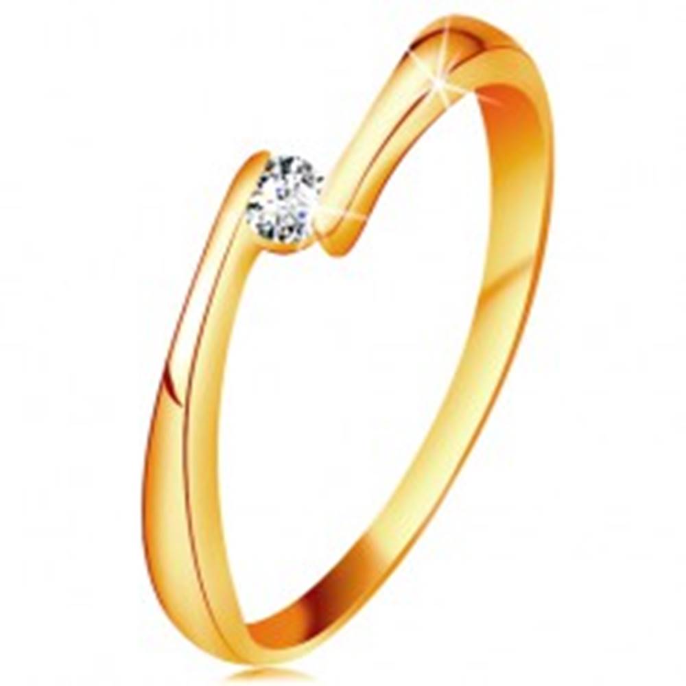 Šperky eshop Prsteň zo žltého 14K zlata - číry diamant medzi zúženými koncami ramien - Veľkosť: 48 mm